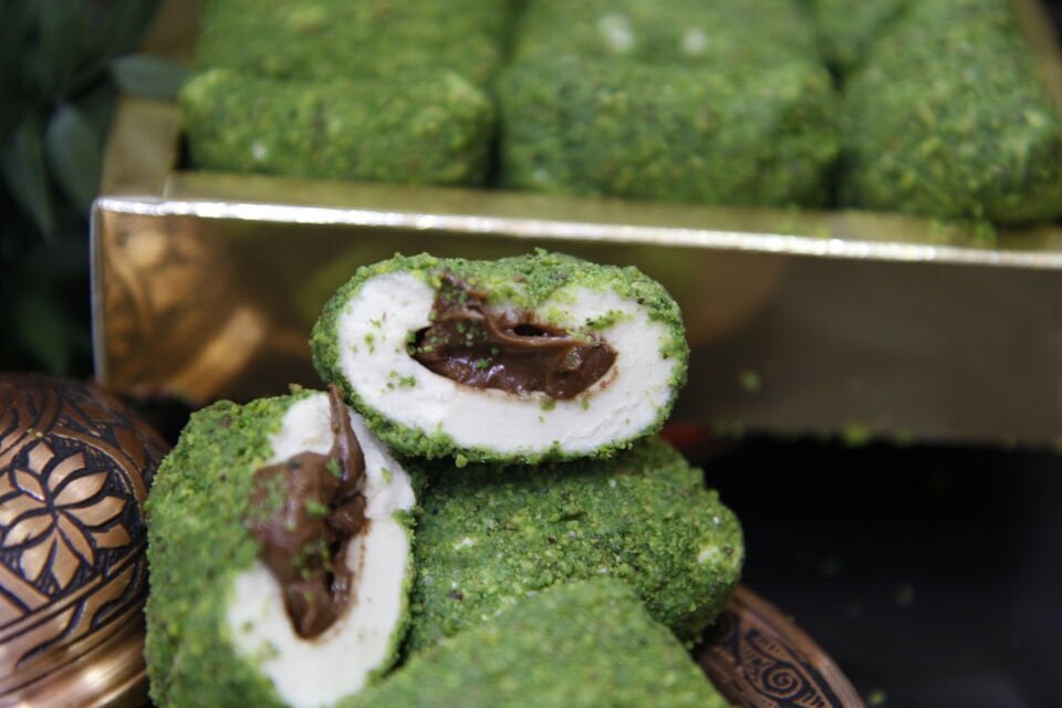 Özel yapımı, şık bohça sunumu ve yumuşak lezzetiyle hediyelik için ideal lokum.400 Gr