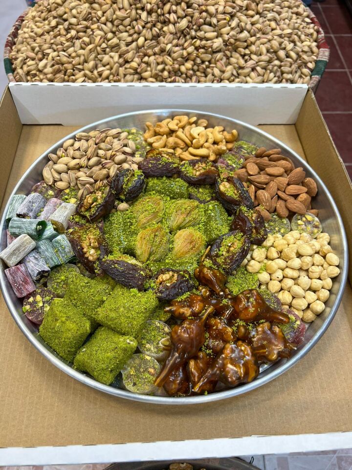 Geleneksel Damat Tepsi 1.5 kg. Fıstık ezmesi Net 200 Gr. Ballı Atom Çerez Net 200 Gr.