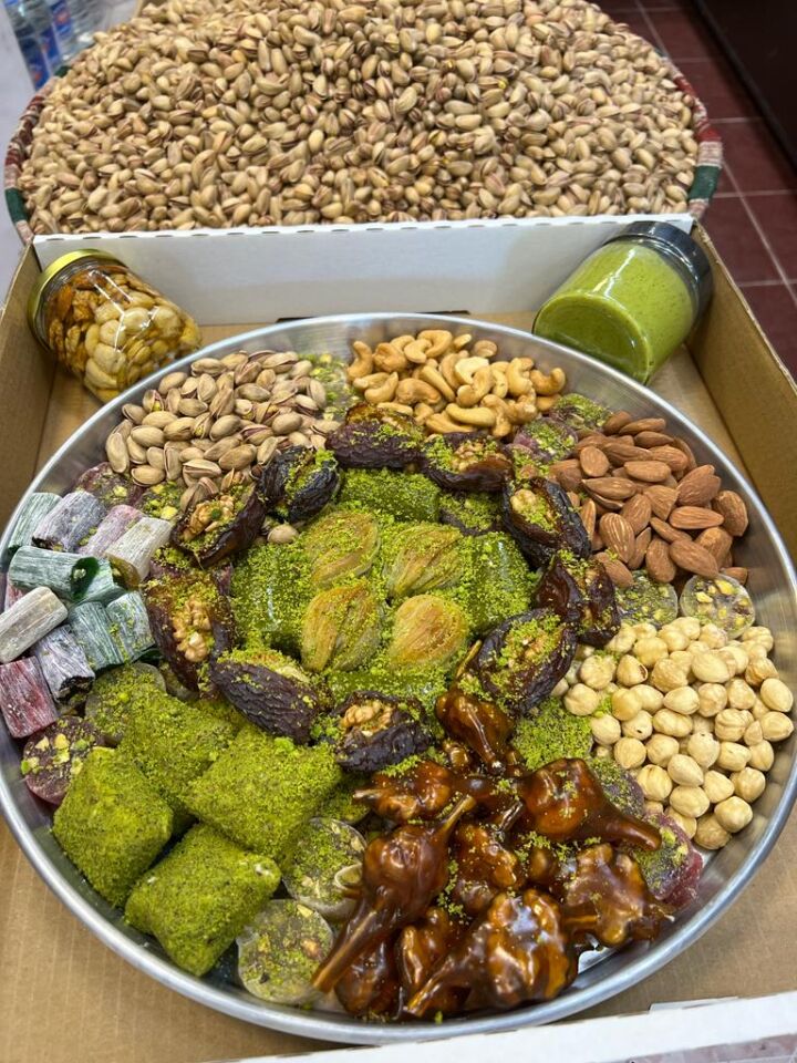 Geleneksel Damat Tepsi 1.5 kg. Fıstık ezmesi Net 200 Gr. Ballı Atom Çerez Net 200 Gr.