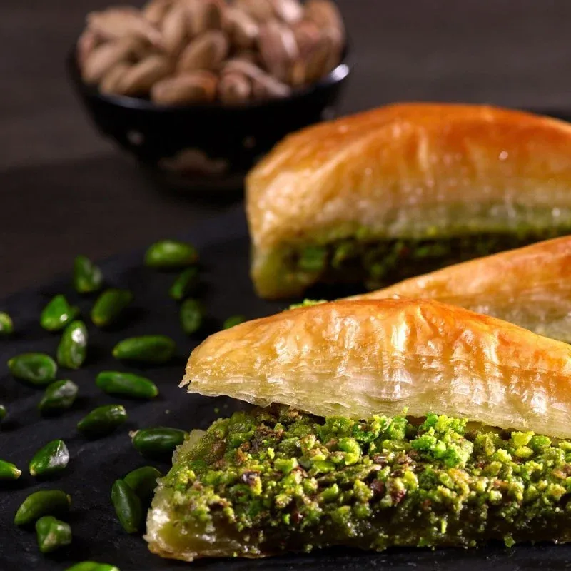 Antep Fıstıklı Havuç Dilim Baklava 1150 G Tepsi Hızlı Kargo (Ertesi Gün Teslim İst.-Ank.-İzmir)