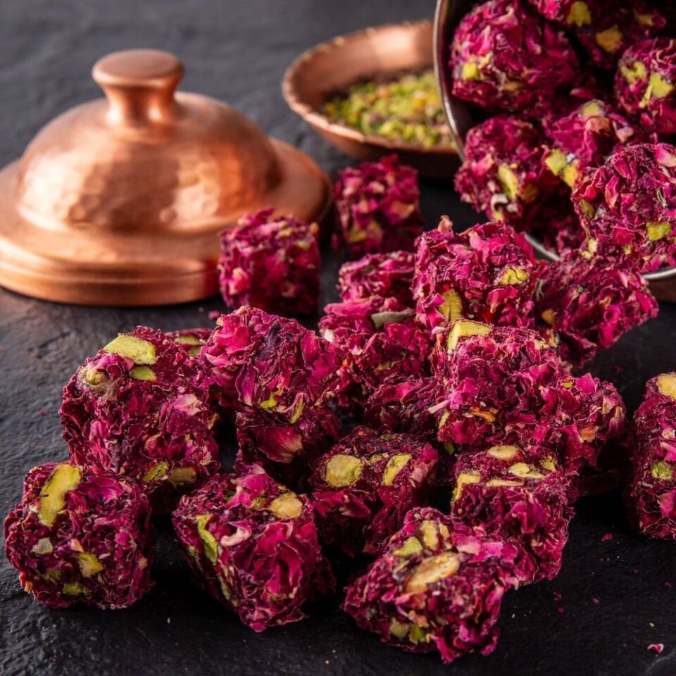 Antep Fıstıklı Gül Yapraklı Çifte Kavrulmuş Lokum