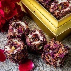 Gül Yapraklı Antep Fıstıklı Paşa Lokum 1 kg Lüks Kutu