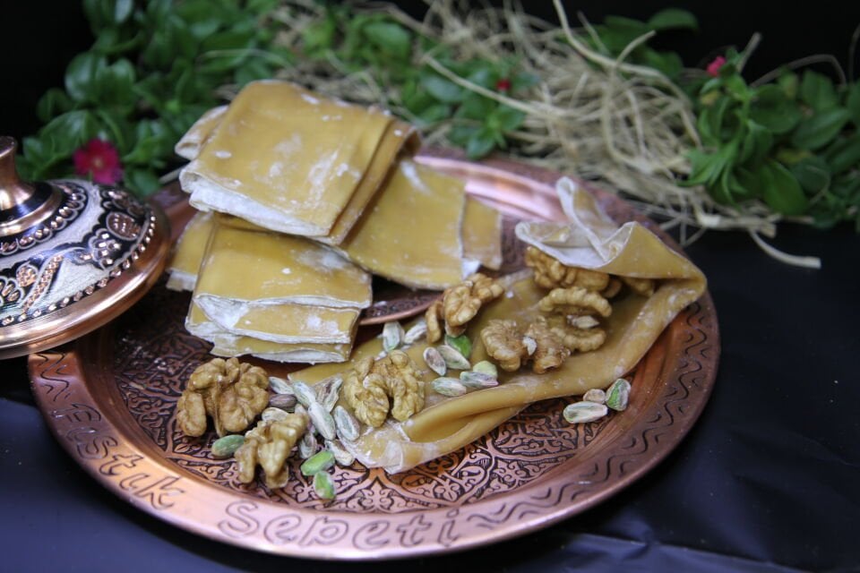 Üzüm Suyundan Hazırlanmış Doğal Bastık Pestil, Katkı Maddesi İçermeyen Yapısı Ve Yoğun Aromasıyla Geleneksel, Sağlıklı Ve Lezzetli Bir Atıştırmalıktır.