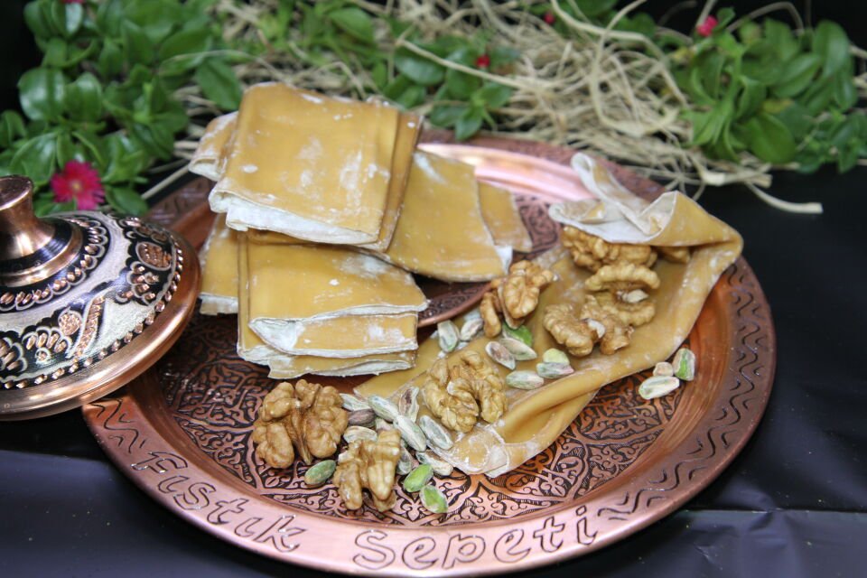 Üzüm Suyundan Hazırlanmış Doğal Bastık Pestil, Katkı Maddesi İçermeyen Yapısı Ve Yoğun Aromasıyla Geleneksel, Sağlıklı Ve Lezzetli Bir Atıştırmalıktır.