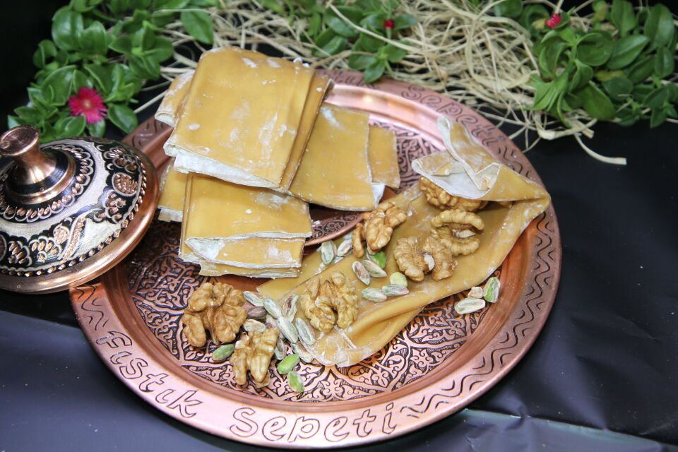 Üzüm Suyundan Hazırlanmış Doğal Bastık Pestil, Katkı Maddesi İçermeyen Yapısı Ve Yoğun Aromasıyla Geleneksel, Sağlıklı Ve Lezzetli Bir Atıştırmalıktır.